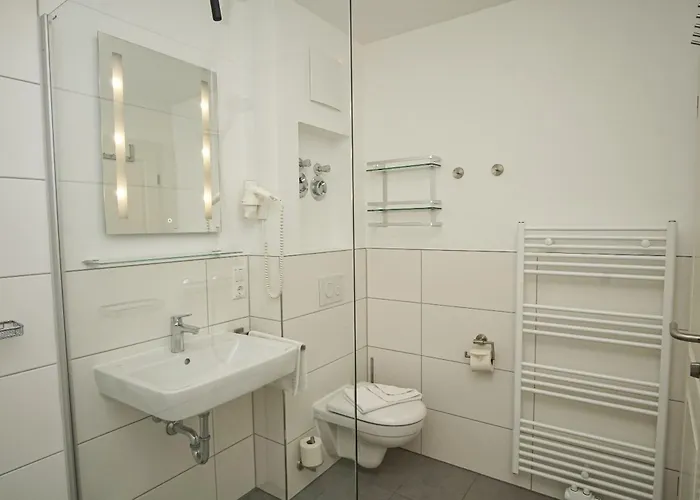 mit Meerblick und Balkon, gratis Nutzung vom AHOI Erlebnisbad und Sauna in Sellin - Meeresblick FeWo 49